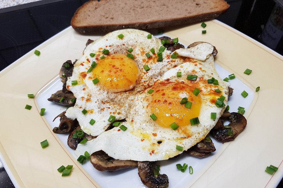 Champignons mit Spiegeleiern