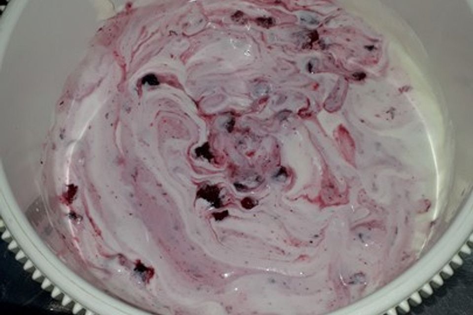 Frozen Yogurt mit Beeren