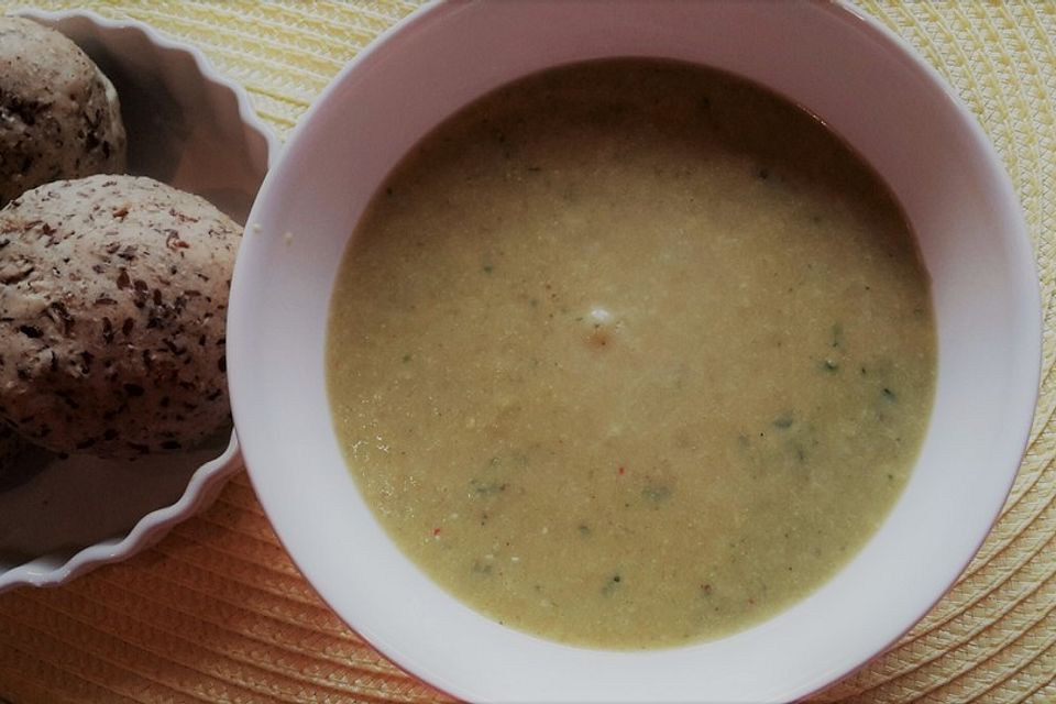 Scharfe Lauchcremesuppe mit Alfalfa