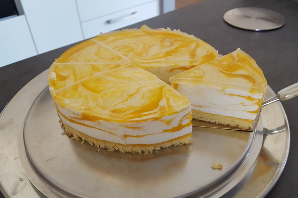 Käsesahnetorte mit Pfirsichen