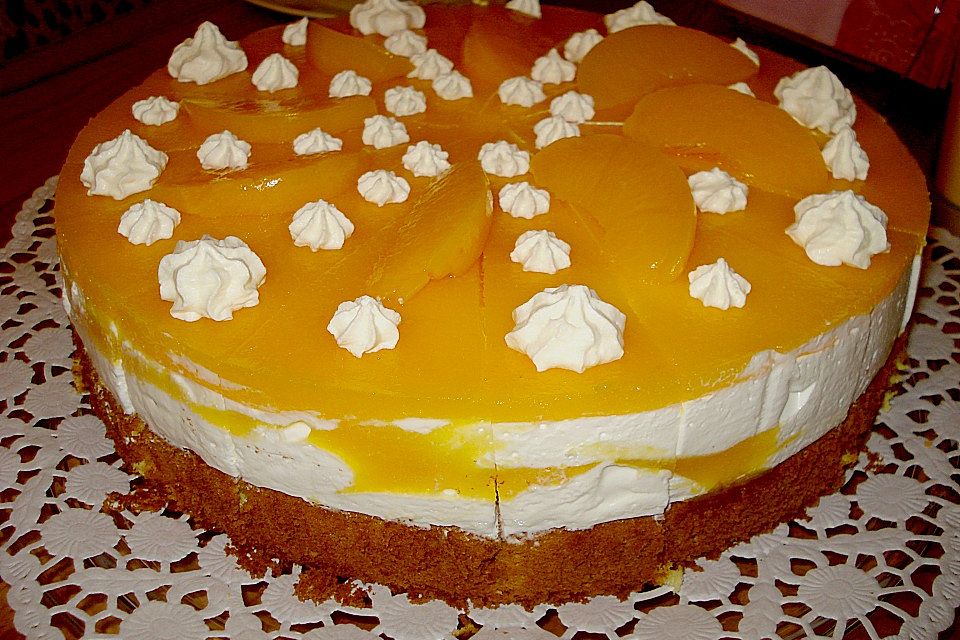 Käsesahnetorte mit Pfirsichen