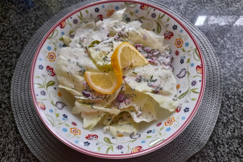 Eisbergsalat mit Dill-Sahnesoße