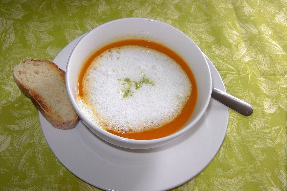 Karottensuppe mit Kokosschaum