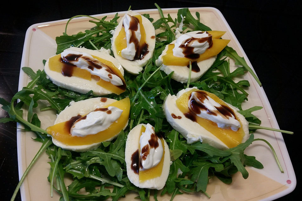 Mango-Mozzarella auf Rucola