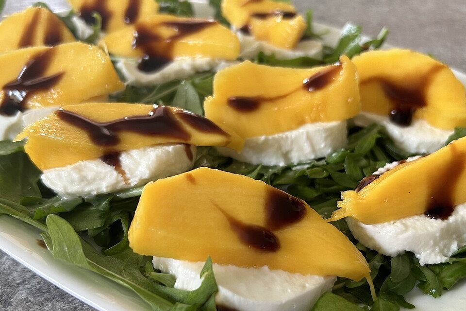 Mango-Mozzarella auf Rucola