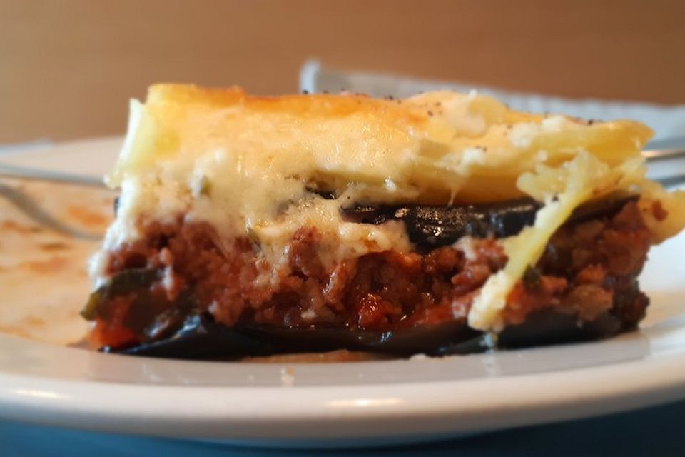 Moussaka mit Schafskäse - Bechamelsauce