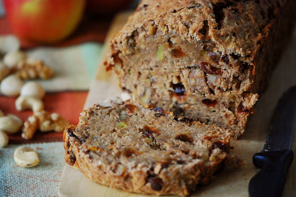 Vollwertiges Apfelbrot mit Nüssen