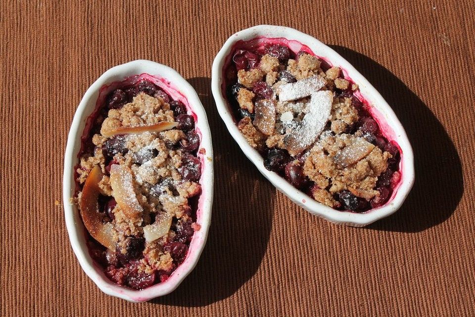 Jostabeeren-Crumble mit Kokoschips