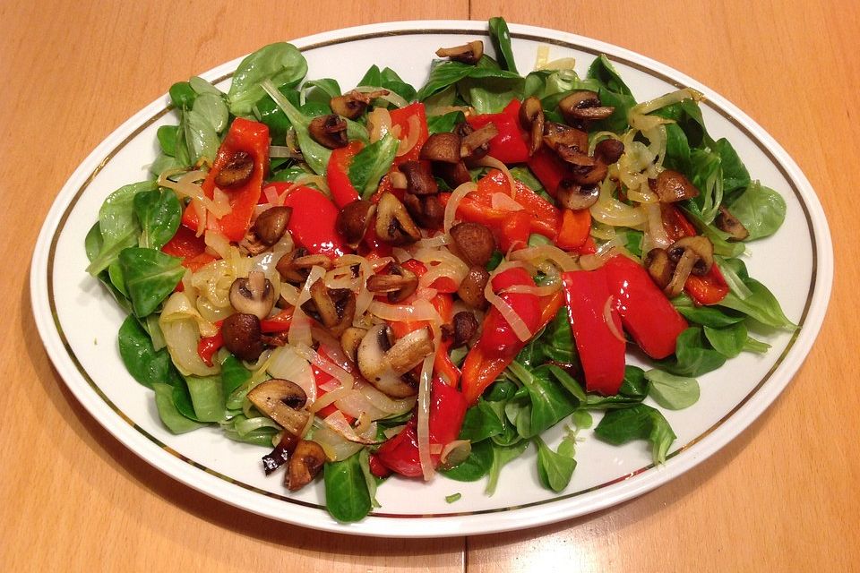 Feldsalat mit lauwarmem Grillgemüse