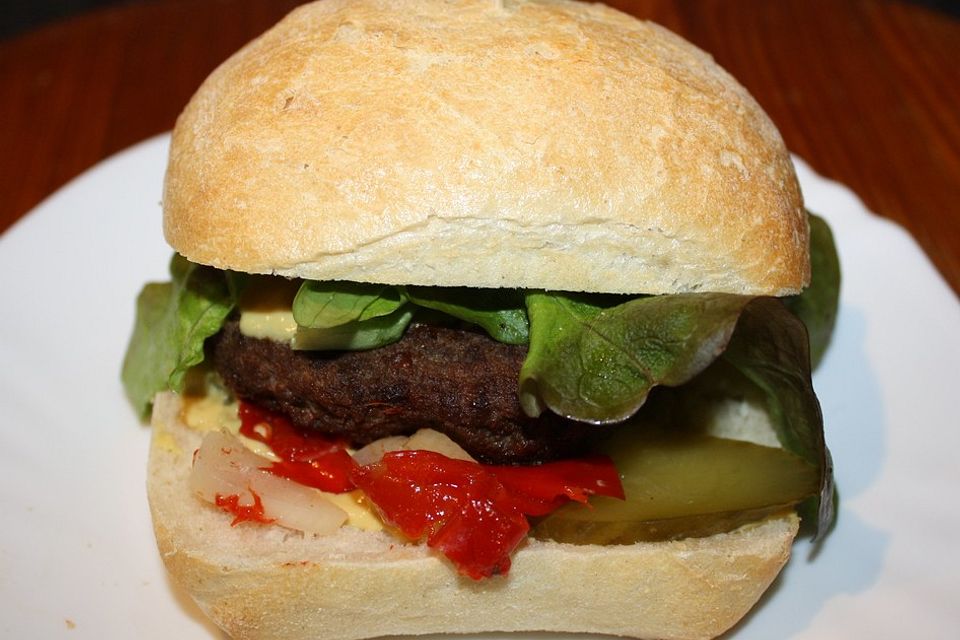 WagyuBurger mit  fermentierten Gurken