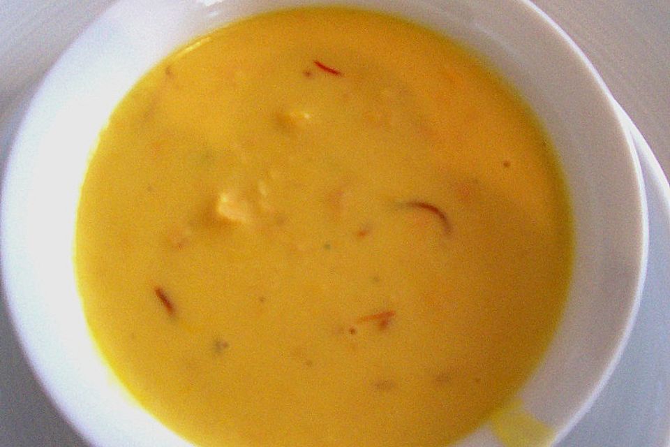 Lachscremesuppe auf mediterrane Art