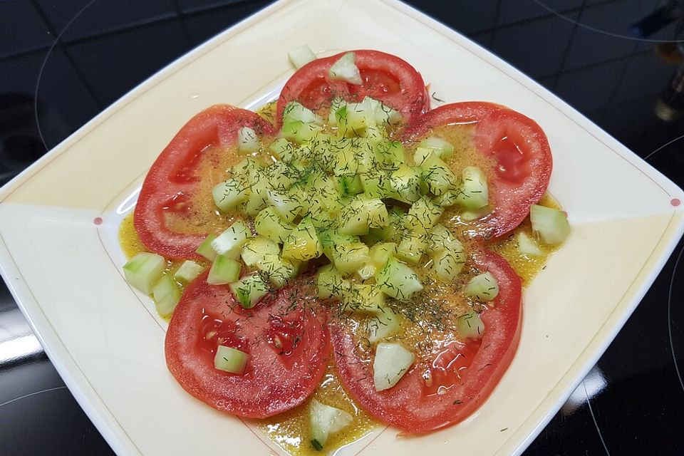 Gurkentatar auf Tomatencarpaccio