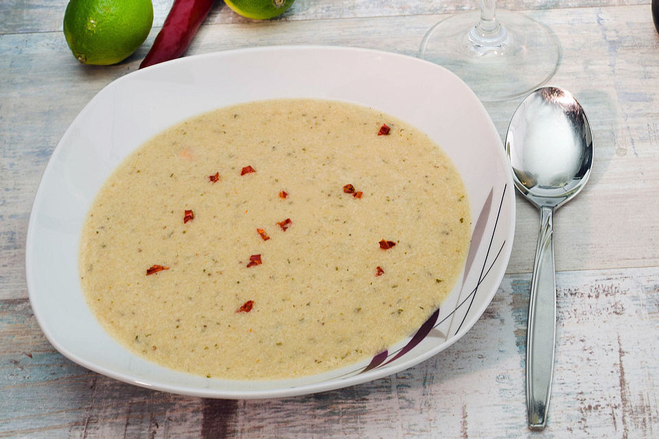 Peterslienwurzelsuppe mit Räucherlachs