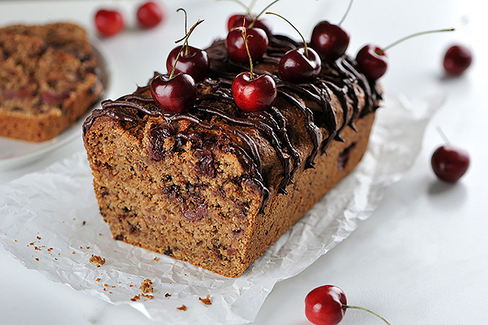 Veganer Nusskuchen mit Sauerkirschen