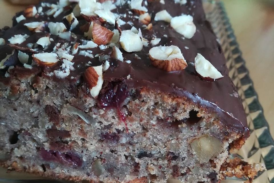 Veganer Nusskuchen mit Sauerkirschen