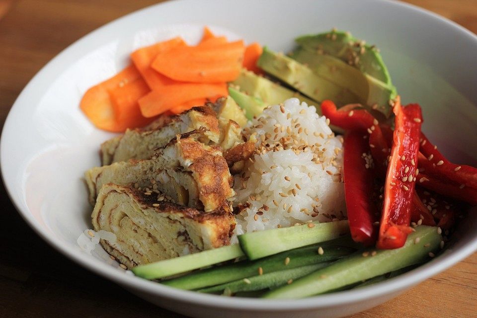 Sushi-Schüssel mit Tamagoyaki