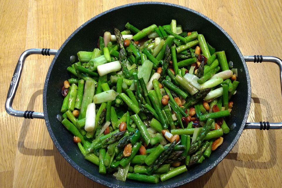 Grüner Spargel mit Erdnüssen