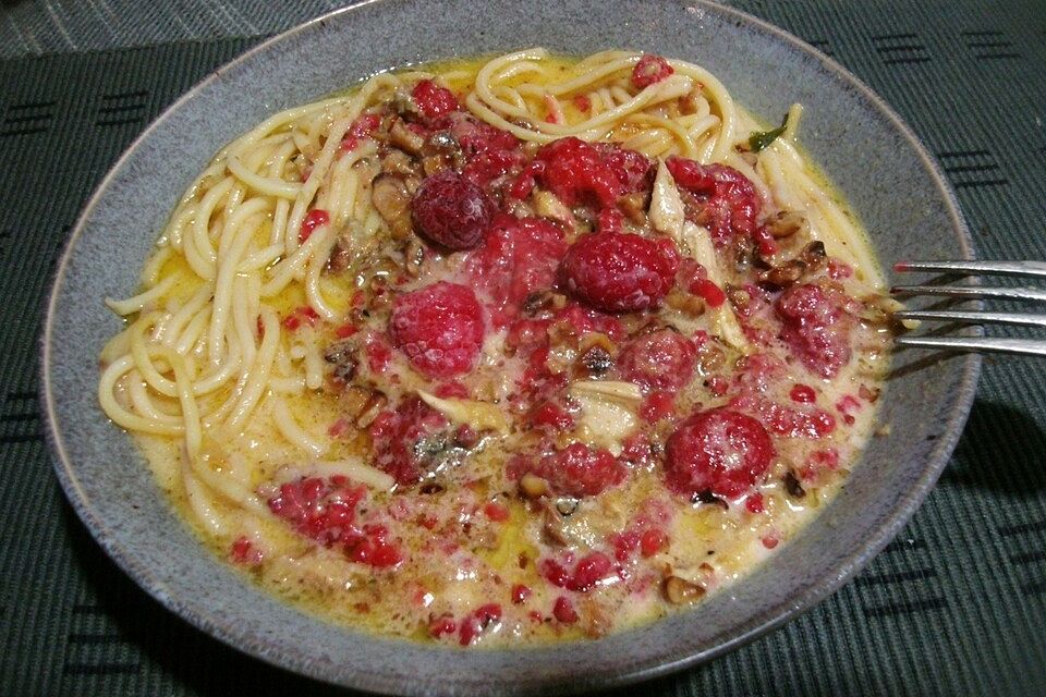 Spaghetti Gorgonzola mit Himbeeren