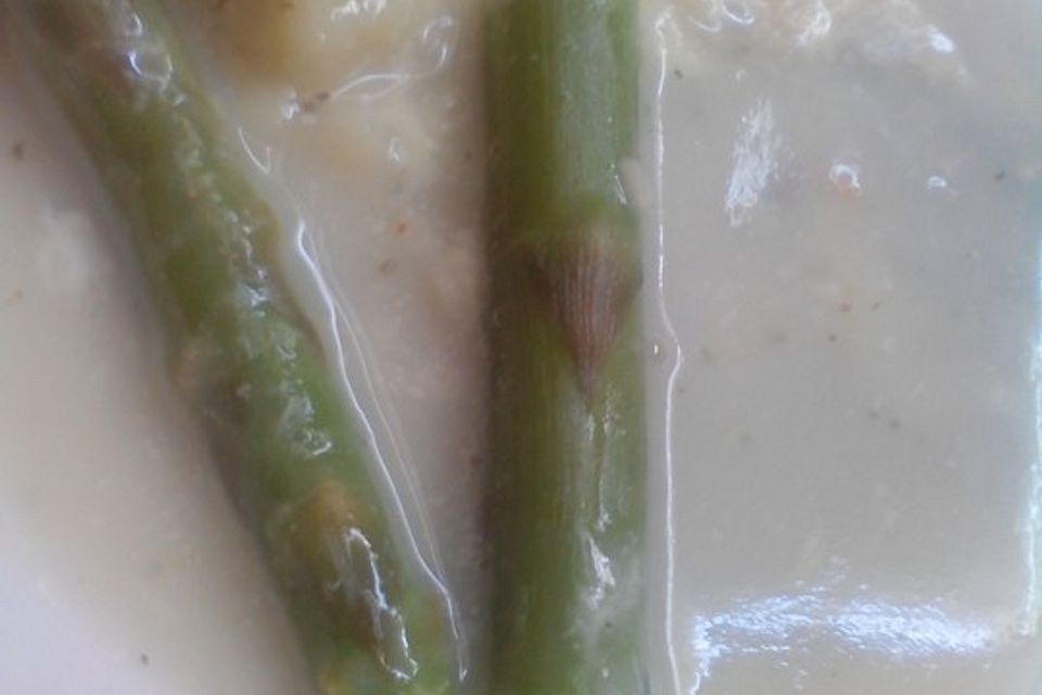 Grüner Spargel mit Kräuterquarksauce