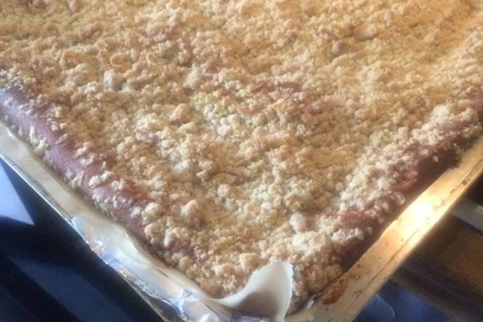 Streusel-Blechkuchen mit Fruchteinlage