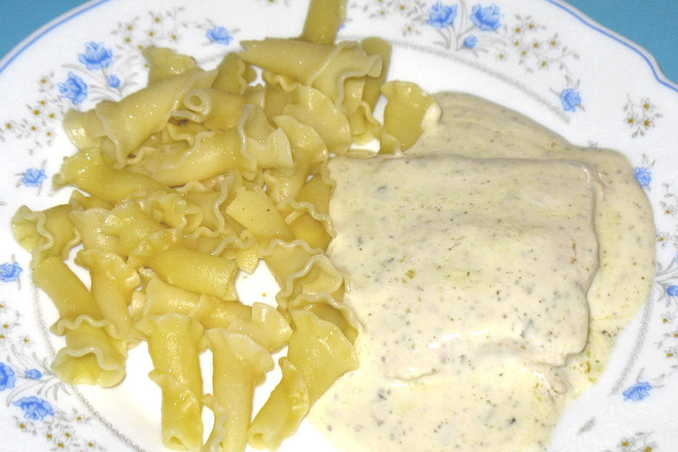 Lachsfilet in Kräutersahnesauce