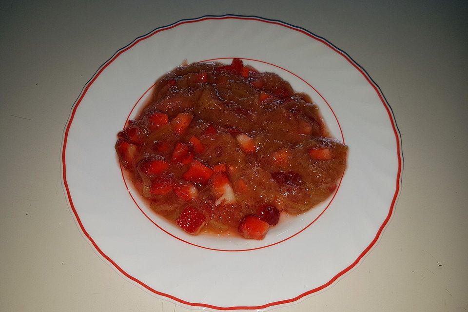 Rhabarberkompott mit frischen Erdbeeren