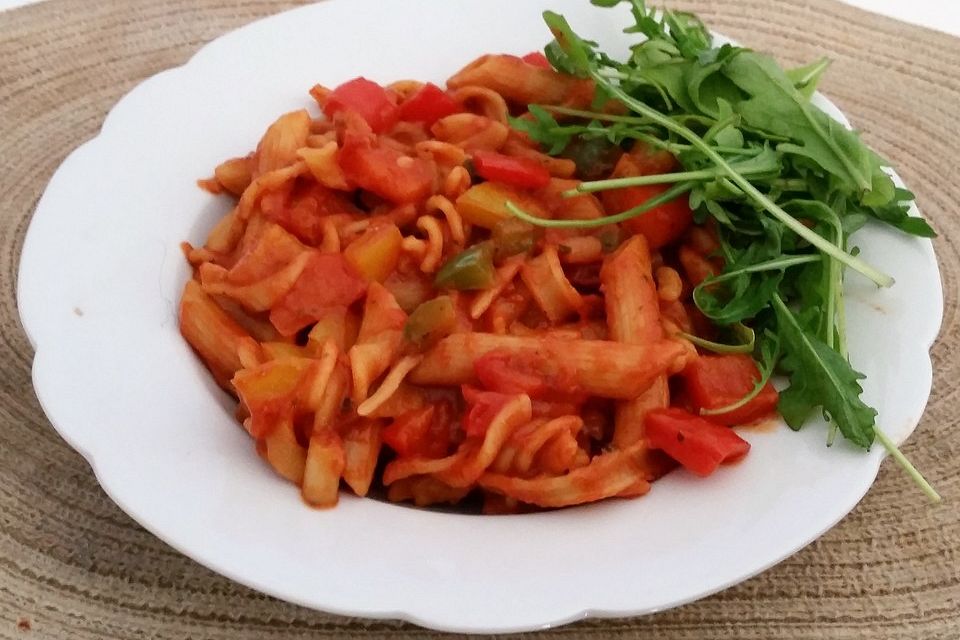 Scharfe Nudel-Paprika-Pfanne