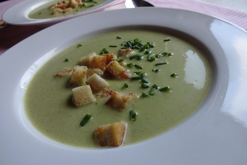 Grüne Spargelcremesuppe