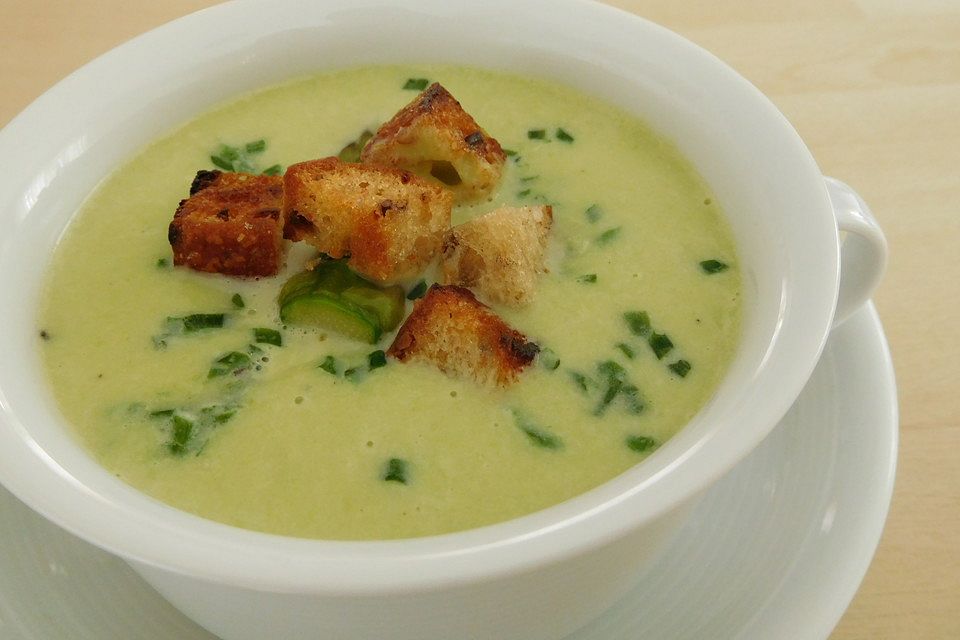 Grüne Spargelcremesuppe