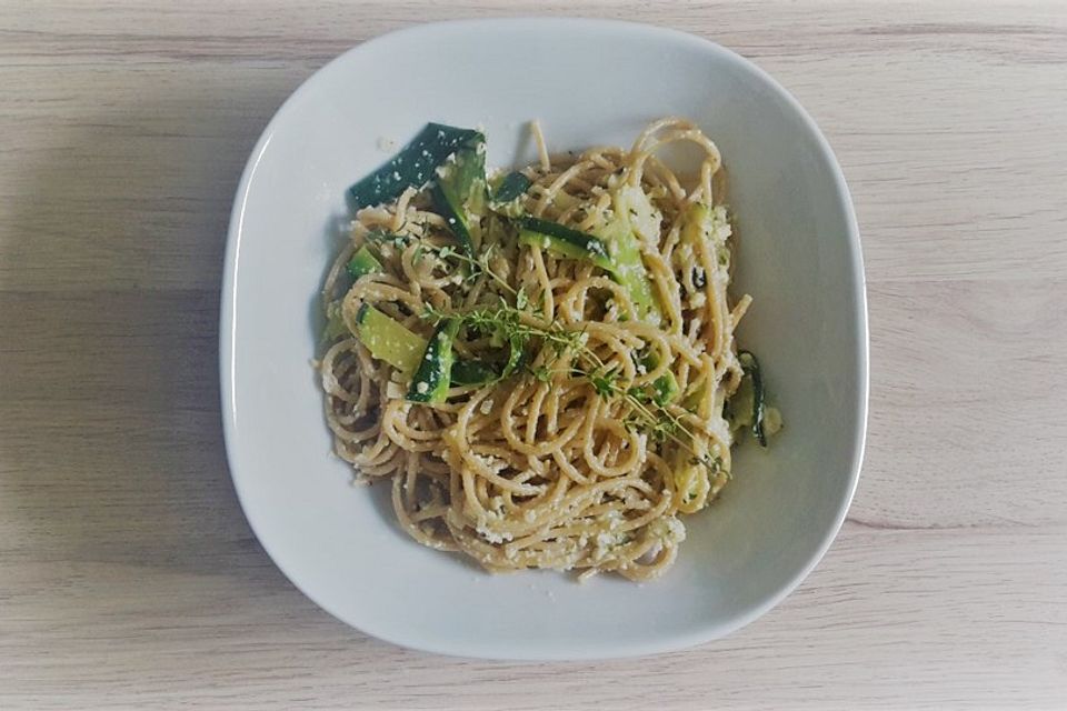 Vegetarische "Carbonara" mit Zucchini