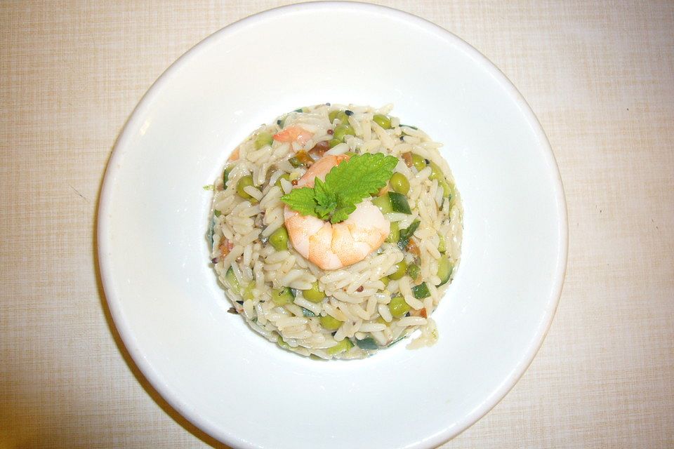 Exotischer Reissalat mit Shrimps