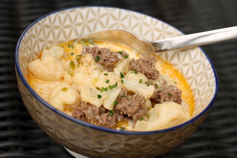 Blumenkohl-Hackfleischsuppe mit Käse