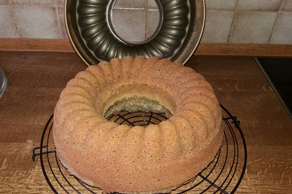 Saftiger Mohnkuchen mit Eierlikör