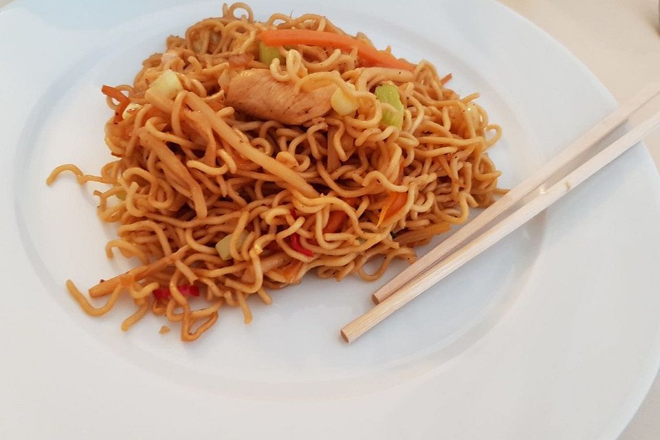 Bami Goreng Surinams