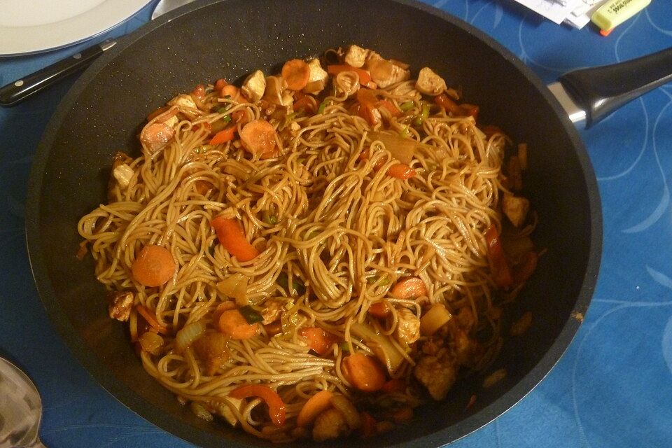 Bami Goreng Surinams