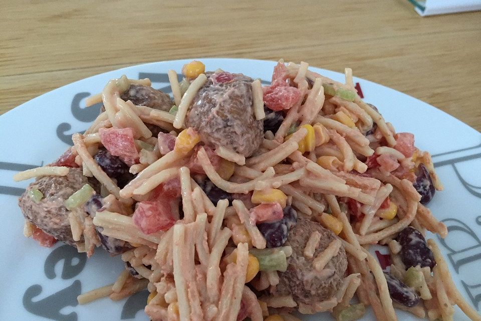 Spaghettisalat mit Köttbullar