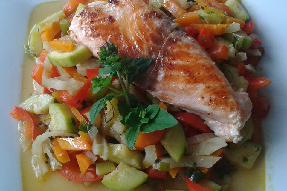 Bunte Gemüsepfanne mit Lachs