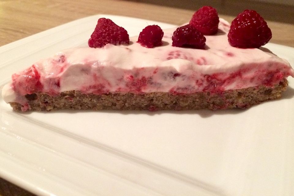 Himbeer-Quarktorte mit Nussboden