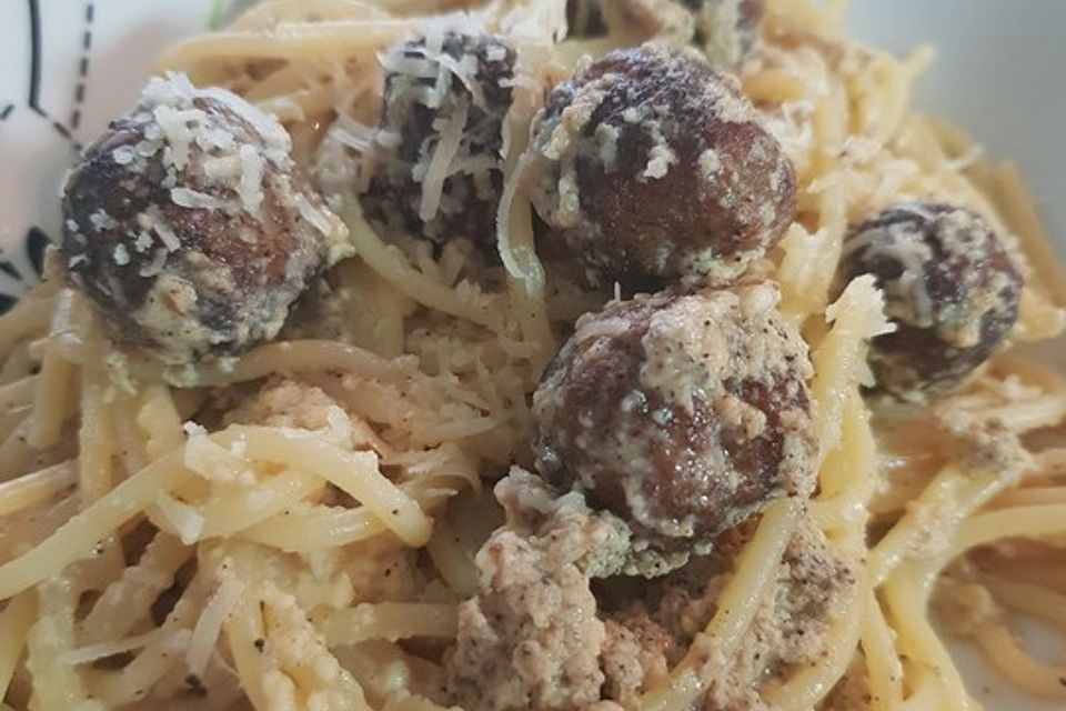 Spaghetti mit pfeffrigen Bratwurstbällchen