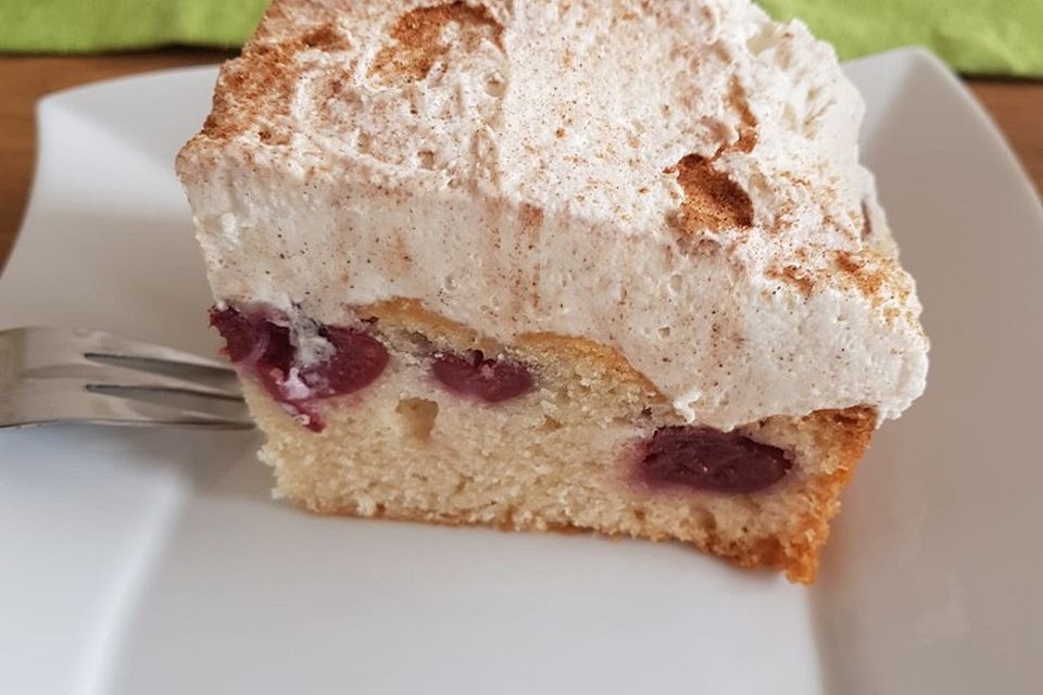 Sauerkirschkuchen mit Schlagsahnehaube