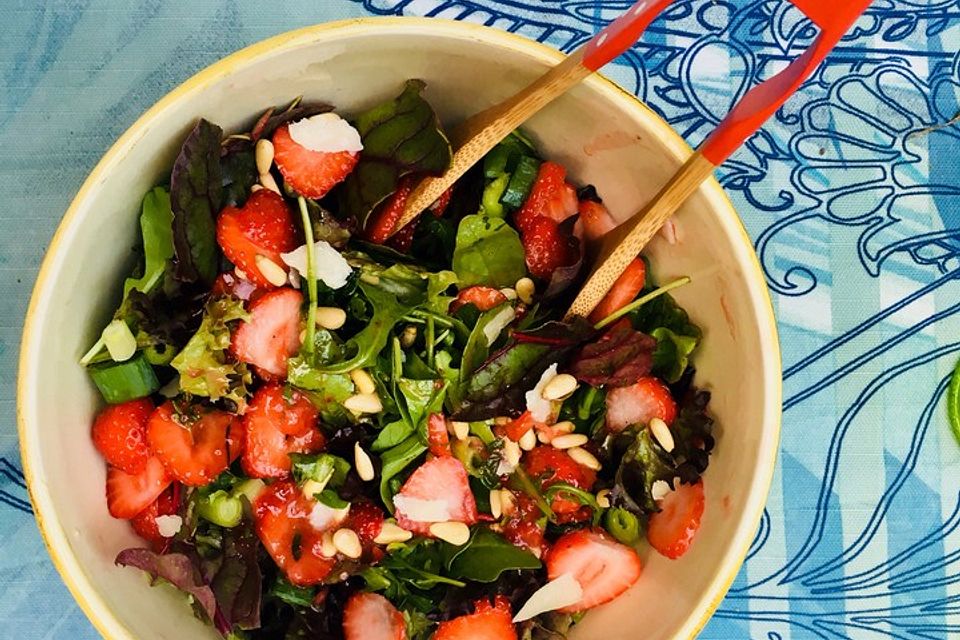 Sommerlicher Salat mit Erdbeeren