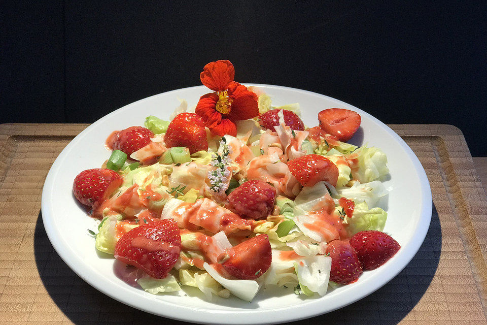 Sommerlicher Salat mit Erdbeeren