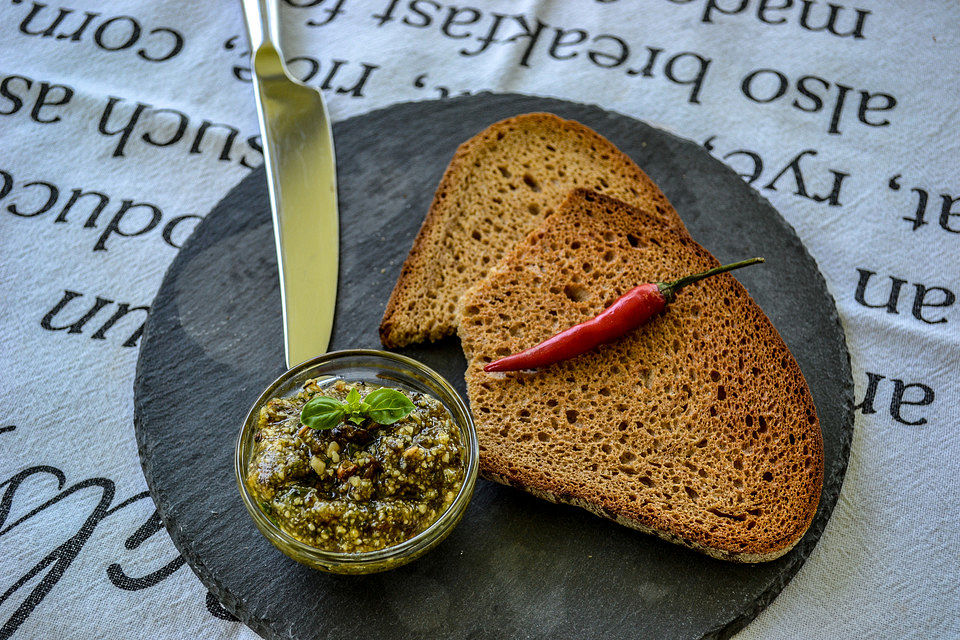 Grillen-Aufstrich - Bruschetta