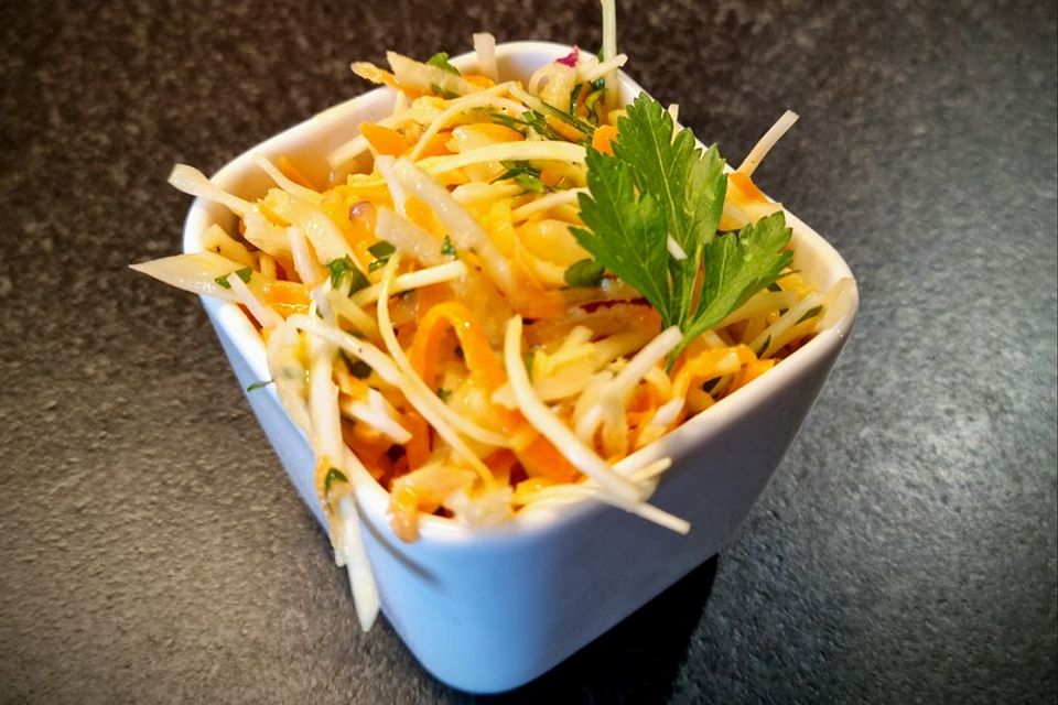 Fruchtiger Coleslaw mit Apfel