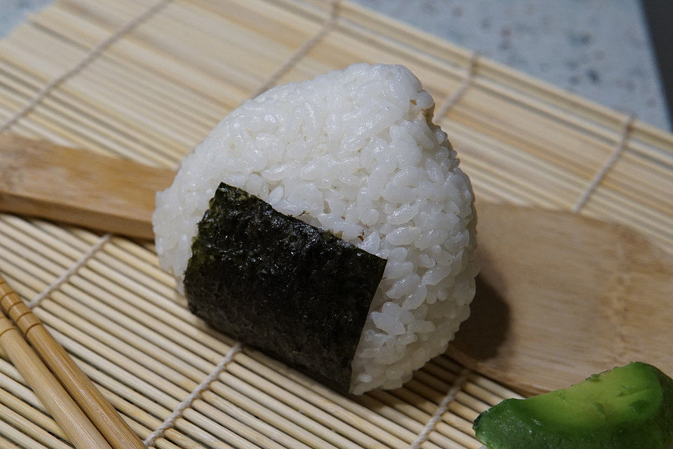 Onigiri mit Lachsfüllung