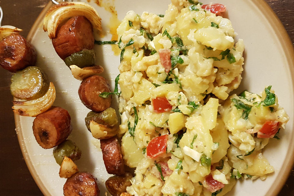 Bunter Sommersalat mit Wurstschaschlik