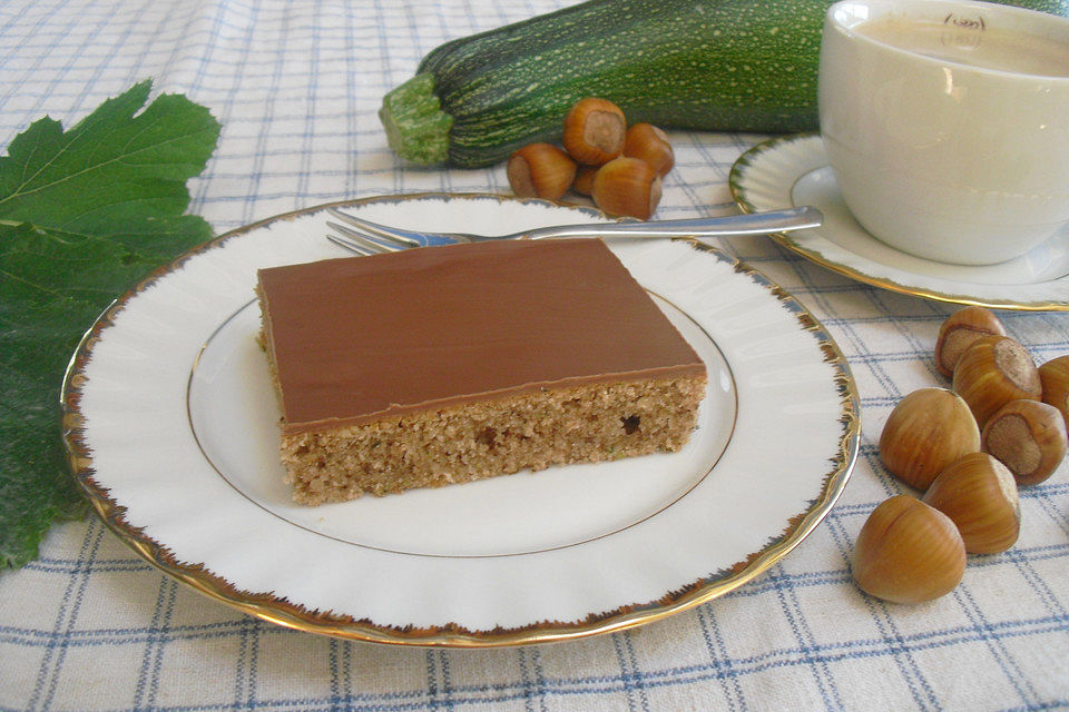 Zucchinikuchen mit Nüssen