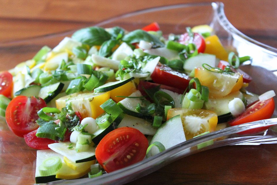 Bunter Tomaten-Zucchini-Salat