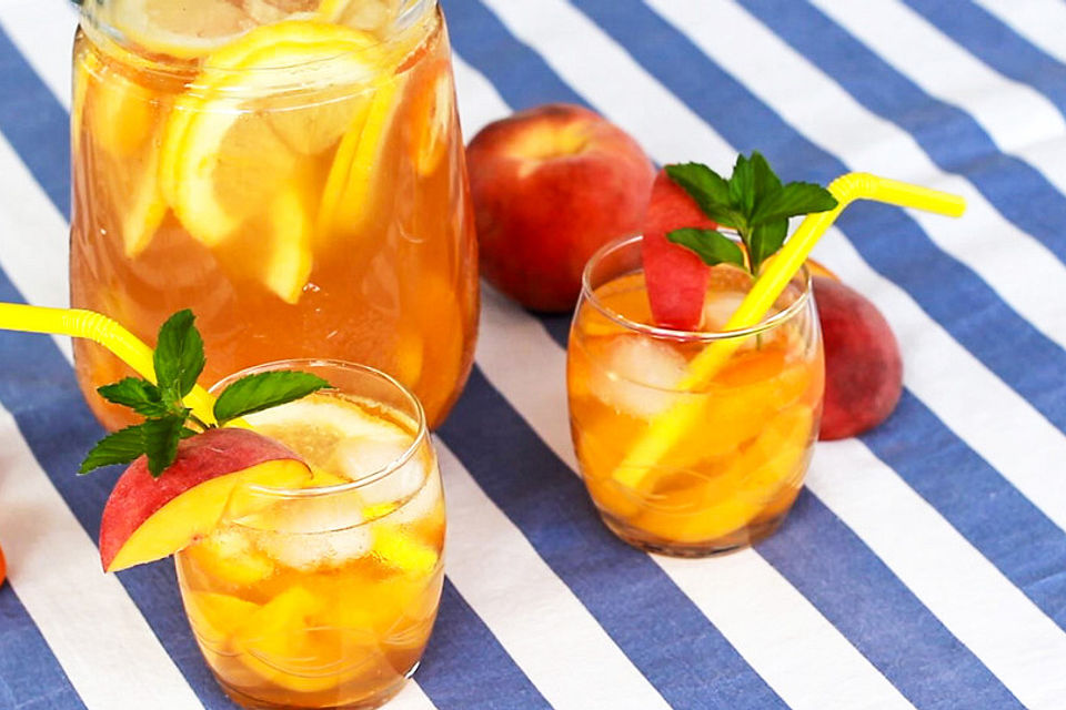 Weiße Sangria mit Pfirsich