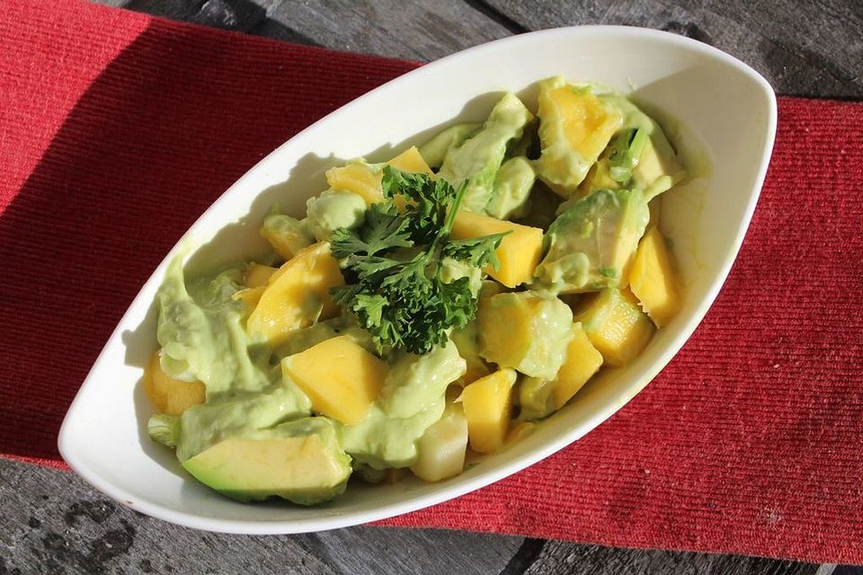 Apfel-Mango-Avocado Salat